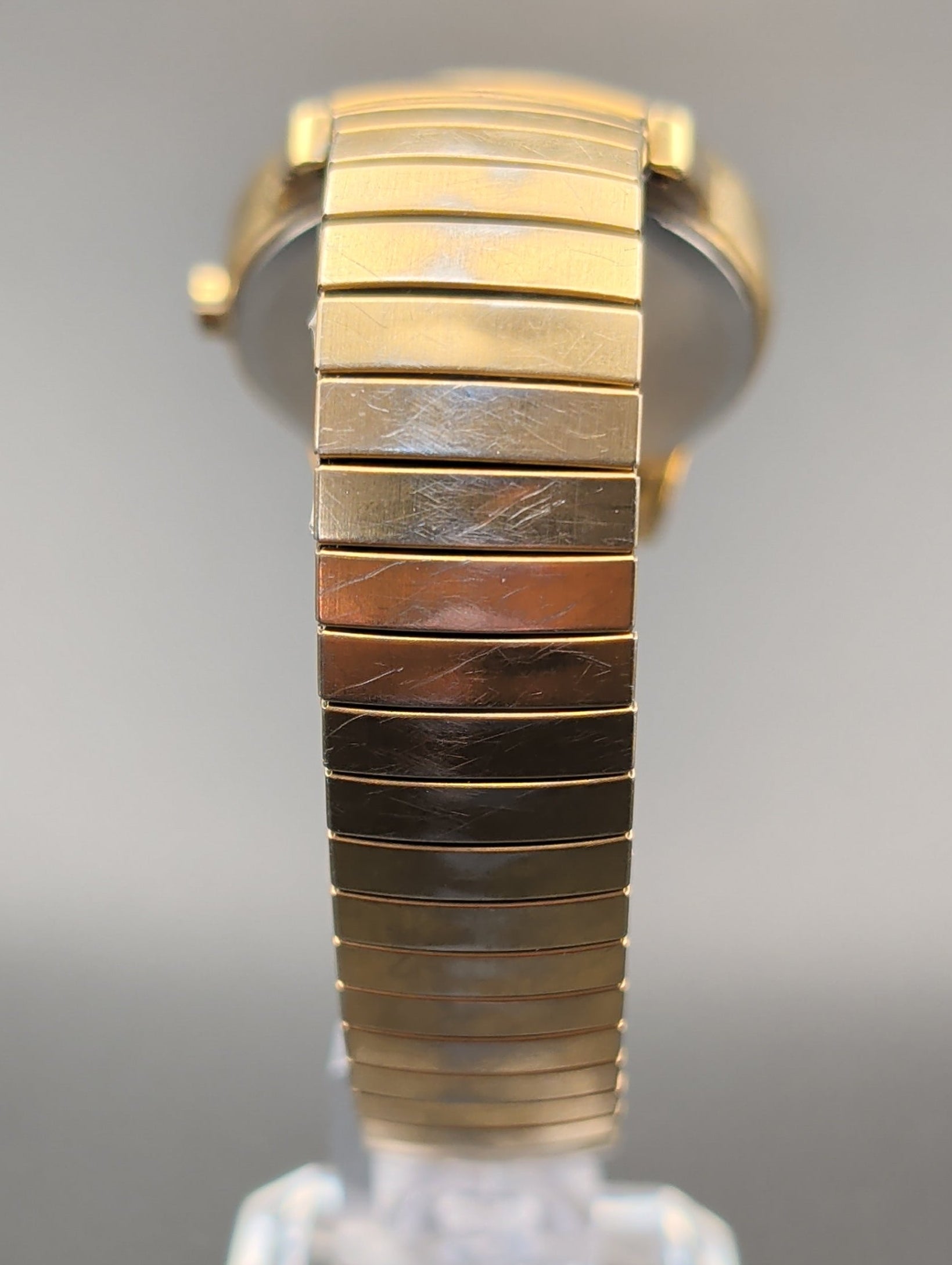 Timex Indiglo Easy Reader w/ Date Display in Gold Tone Elastic Bracelet Quartz Watch U2